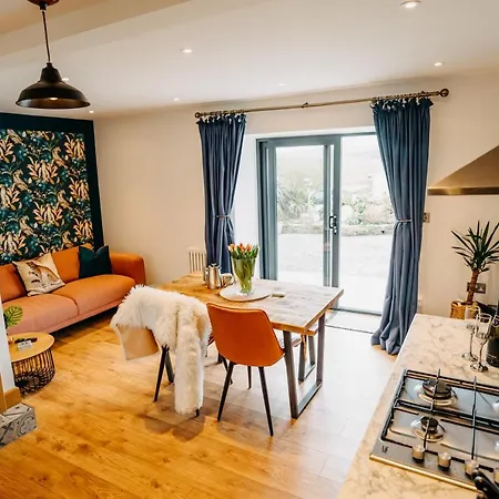 The Little By Truabode Lets & Short Lets Newquay - Parking, Wifi & Pet Friendly Holiday home Brauneberg