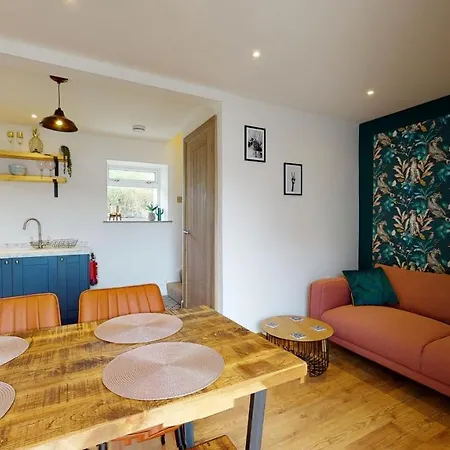 The Little By Truabode Lets & Short Lets Newquay - Parking, Wifi & Pet Friendly *